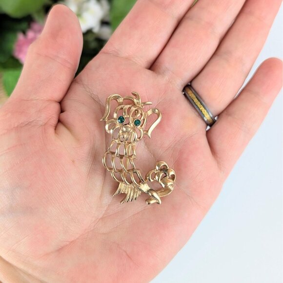 Vintage Avon Gold Tone Dog Brooch Pin 1970s Openwork Puppy Pin Green Rhinestones - Picture 4 of 6